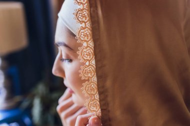 Tesksture ve Müslüman kadın kıyafetlerinin ayrıntıları.