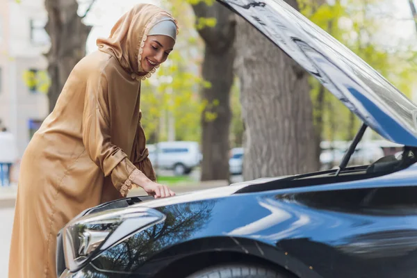 Femeia din Orientul Mijlociu care conduce o mașină, privind înainte . — Fotografie, imagine de stoc