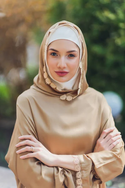 Mujer hermosa islámica en un vestido musulmán de pie en un parque de verano calle fondo bosque otoño trees.world hijab día. — Foto de Stock