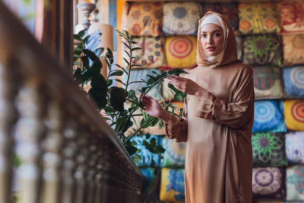 Arabische jonge moslim vrouw zittend in een cafe. — Stockfoto