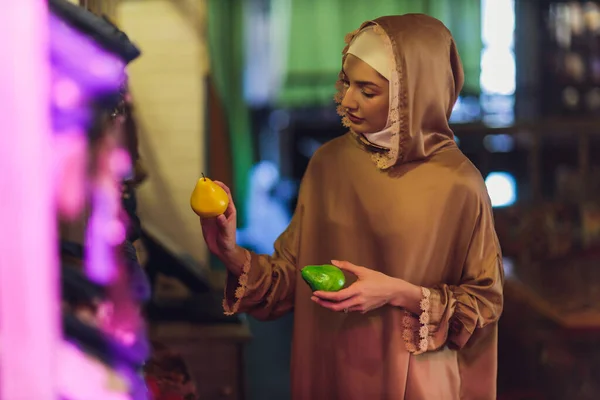 Eine muslimische Frau im Hidschab kauft Lebensmittel im Supermarkt in Mall. — Stockfoto