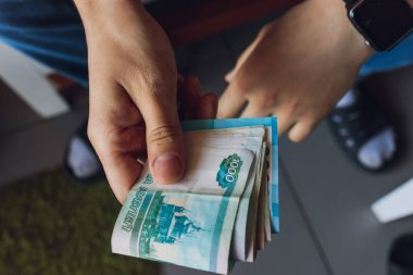 Rus rublesi bir iş adamının ellerinde..