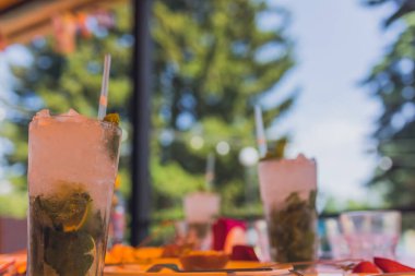 Arka planda bulanık plajlı yaz içkisi.