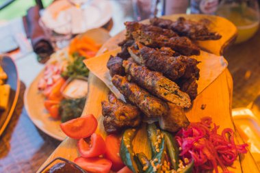 Üç çeşit soslu geleneksel Gürcü lula kebabı ketçap, yeşil tkemali, mayonez. Seçici odaklanma.