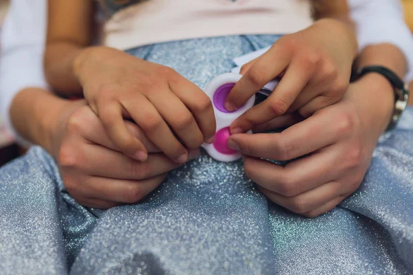Färgglada antistress sensorisk leksak fidget tryck pop den i barn händer. — Stockfoto