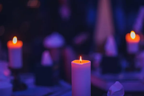 Le candele stanno bruciando sul candelabro sullo sfondo blu scuro. — Foto Stock