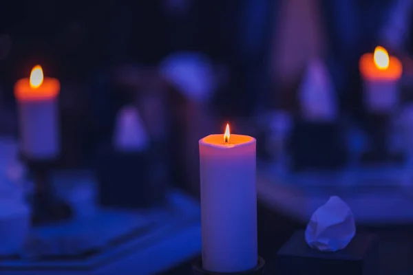 Le candele stanno bruciando sul candelabro sullo sfondo blu scuro. — Foto Stock