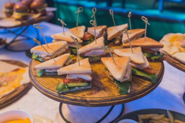 İkram tabağında çeşitli sandviç üçgenlerinin yakın plan çekimleri..