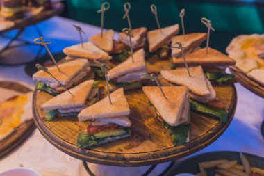 İkram tabağında çeşitli sandviç üçgenlerinin yakın plan çekimleri..