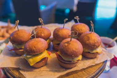 Küçük hamburgerler bir tabakta aperatif olarak servis edilir..