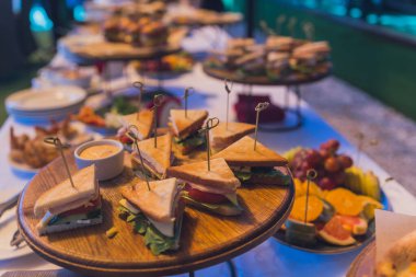 İkram tabağında çeşitli sandviç üçgenlerinin yakın plan çekimleri..