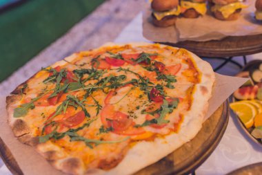 Bir ziyafet, sandviç ve pizza için büfe masası..