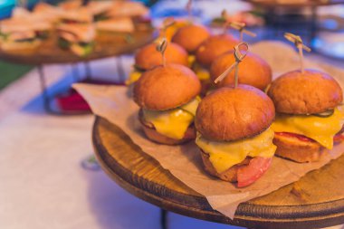 Küçük hamburgerler bir tabakta aperatif olarak servis edilir..