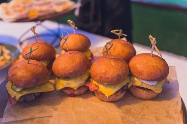 Küçük hamburgerler bir tabakta aperatif olarak servis edilir..