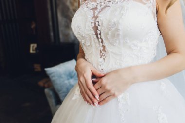 Gelin, damat umuduyla ellerini dizlerinin üzerine katladı. Gelin sabahı..