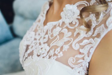 Beyaz gelinlikli gelinin büstü, yakın plan..