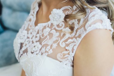 Beyaz gelinlikli gelinin büstü, yakın plan..