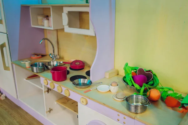 Zestaw plastikowy dla dzieci czajnik kuchenny, garnek i inne elementy gry. — Zdjęcie stockowe