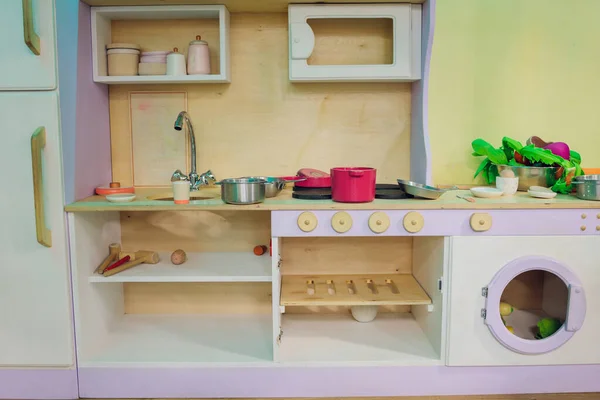 Дитячий пластиковий набір для дітей кухонний чайник, горщик та інші елементи гри . — стокове фото