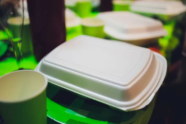 Leve comida em caixas de papel alumínio na cozinha do restaurante chinês Comida pronta para entrega em domicílio. — Fotografia de Stock