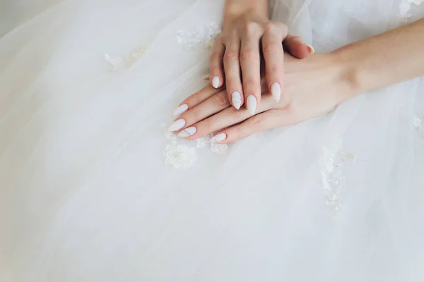 Nevěsta si založila ruce na kolenou v očekávání ženicha. nevěsty ráno. — Stock fotografie