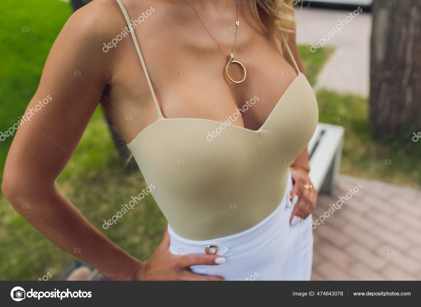 Decollete, weibliche Brust. Ausschnitt weißes Kleid und Pelzkragen