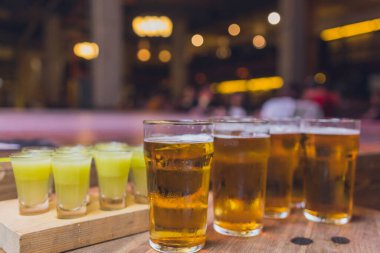 Masanın üzerinde bir sürü biranın yakın plan çekimi..