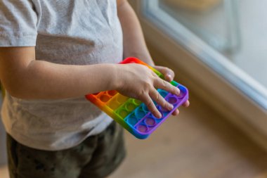 Stres önleyici oyuncak, kıpırda, erkek bebek elleri..