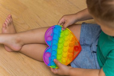 Stres önleyici oyuncak, kıpırda, erkek bebek elleri..