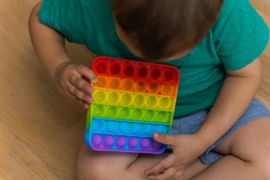 Stres önleyici oyuncak, kıpırda, erkek bebek elleri..