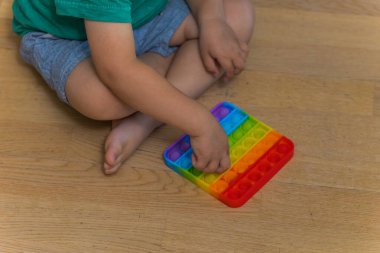 Stres önleyici oyuncak, kıpırda, erkek bebek elleri..