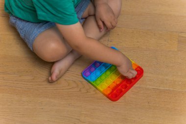 Stres önleyici oyuncak, kıpırda, erkek bebek elleri..