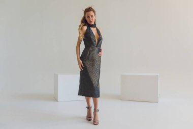 DJ 'lerin eli mikserin üzerinde. DJ 'ler pikaplarda. Bir miksere yakın çekim yap. Karıştırıcı kumandasındaki kız DJ.