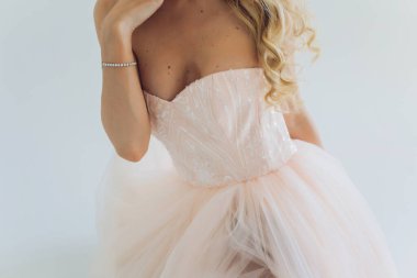 Narin bir yayı, yapay elmasları, nakışları ve parlak boncukları olan büyüleyici nedime elbisesi..