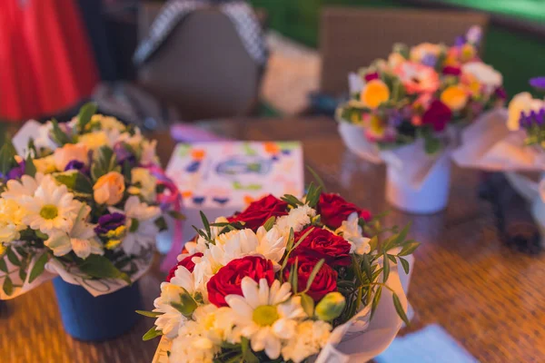 Närbild färgglada våren bukett med många olika blommor gelé och vita krysantemum, vinröda rosor, alstroemeria. — Stockfoto