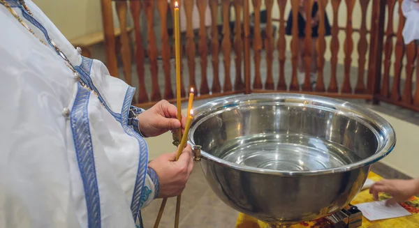 Il battesimo di un bambino nella chiesa, l'interno della chiesa. — Foto Stock