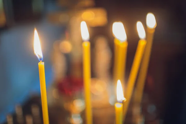 Igreja velas no fundo bokeh close-up. — Fotografia de Stock