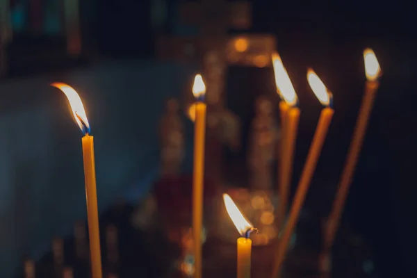 Candele della chiesa sullo sfondo bokeh primo piano. — Foto Stock