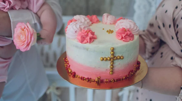 Rózsaszín márványtorta mályvacukorral és sütivel egy tányéron, közelkép. — Stock Fotó