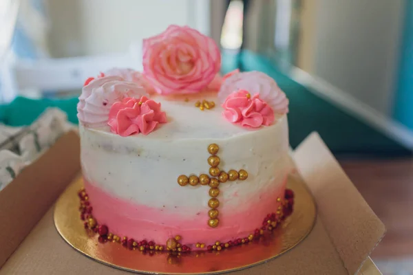 Różowy marmurowy tort z piankami i babeczkami na talerzu, zbliżenie. — Zdjęcie stockowe