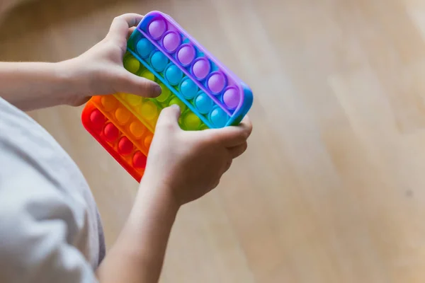 Antistress leksak pop det fidget pojke händer. — Stockfoto