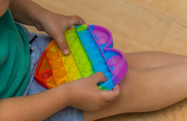Antistress Spielzeug Pop It Fidget Baby Junge Hände. — Stockfoto
