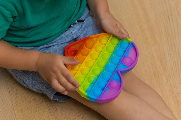 Antistress Spielzeug Pop It Fidget Baby Junge Hände. — Stockfoto