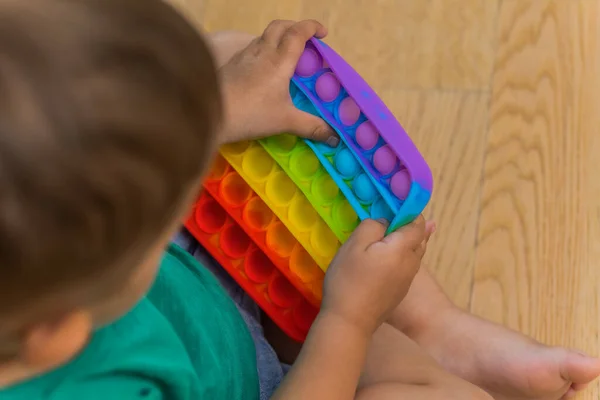 Antistress leksak pop det fidget pojke händer. — Stockfoto