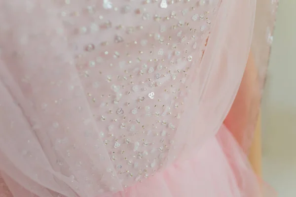 Γοητευτικό φόρεμα παρανύμφου με λεπτό φιόγκο, στρας, κεντήματα και γυαλιστερές χάντρες από κοντά. — Φωτογραφία Αρχείου