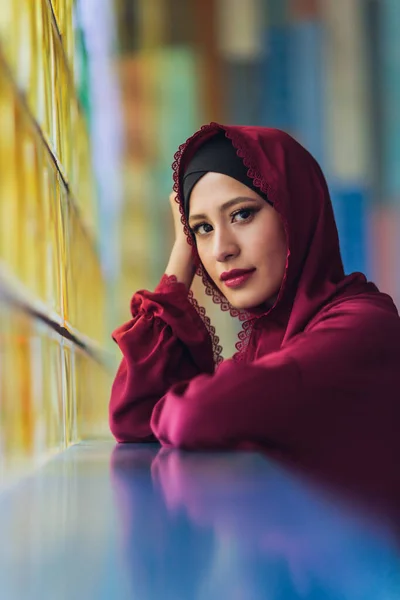 Arabische junge Muslimin sitzt in einem Café. — Stockfoto