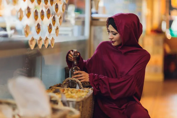 Arabische junge Muslimin sitzt in einem Café. — Stockfoto