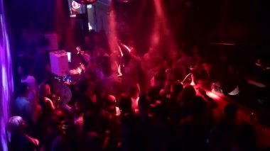 Ufa, Rusya, 20 Haziran 2020, gece kulübü DJ partisi, kalabalık eller havaya..