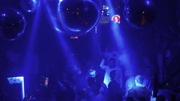 Oufa, Russie, 20 Juin, 2020 : discothèque dj rave party avec foule de gens mains en l'air. — Video