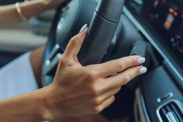 A nők kézzel cserélik ki a kormánykerék sebességválasztójának fülcimpáját. Kézi kapcsoló autó sebességváltó kar, közeli lövés a kézi sebességváltó evező egy autó kormánykerék. — Stock Fotó